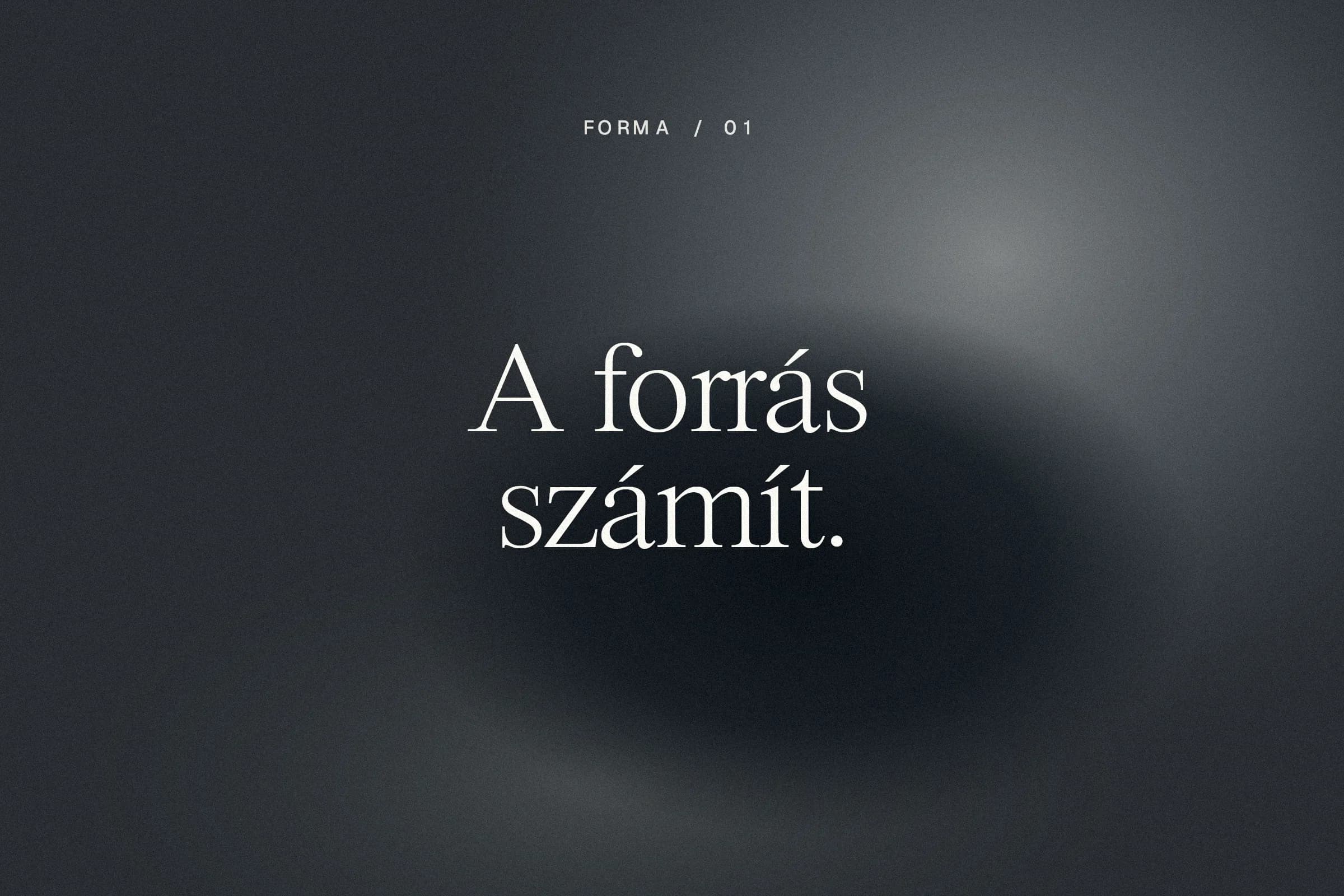 Szemcsés grafitszürke fényörvény az „A forrás számít.” felirattal